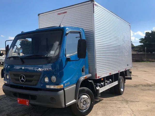 MB Accelo Baú