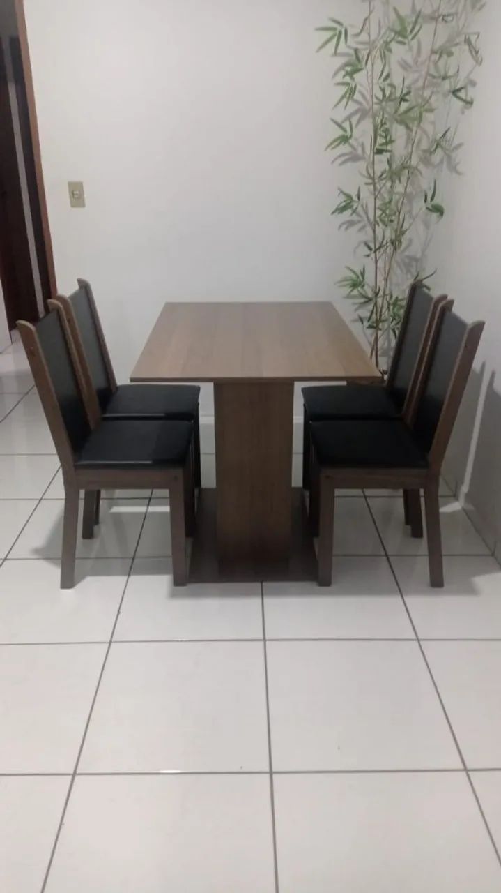 Mesa com 4 cadeiras 