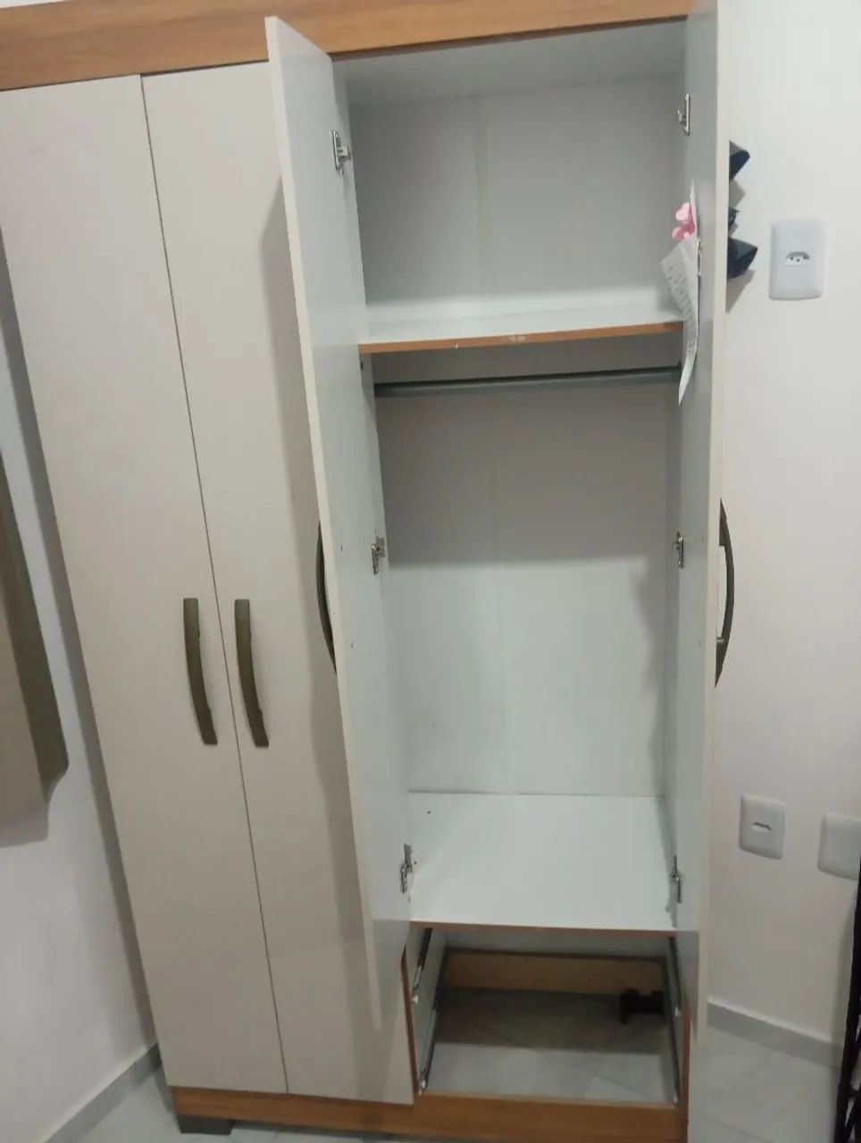 Guarda roupa 4 portas 2 gavetas para vender - Foto 2