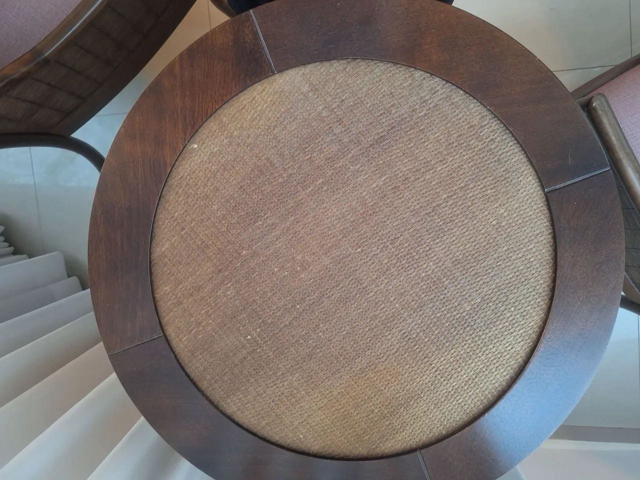 Slightly used chairs and table for decoration.65562846306946123