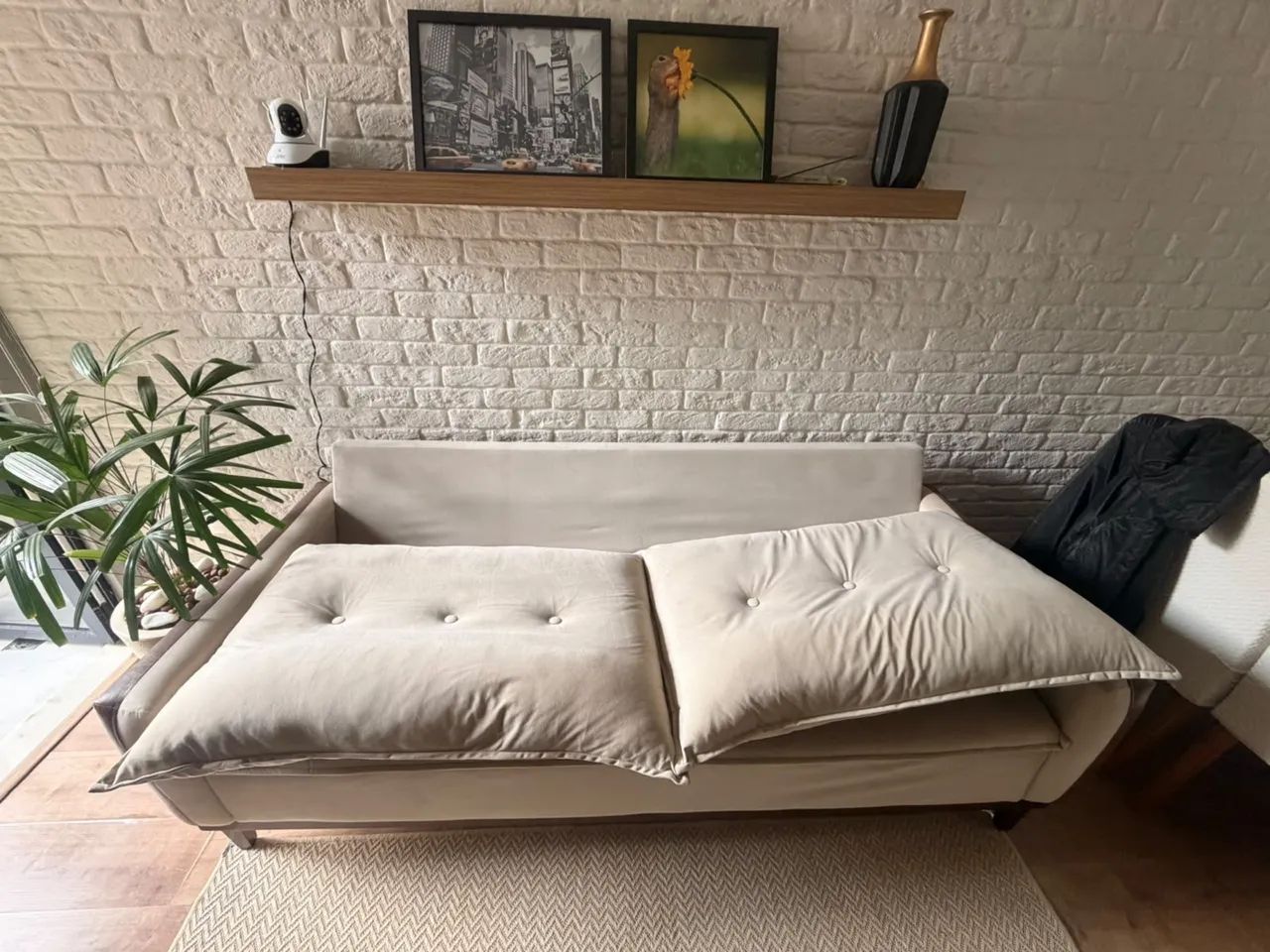 Sofá com 4 lugares em Suede Bege ! Pés Amadeirados! - Foto 4