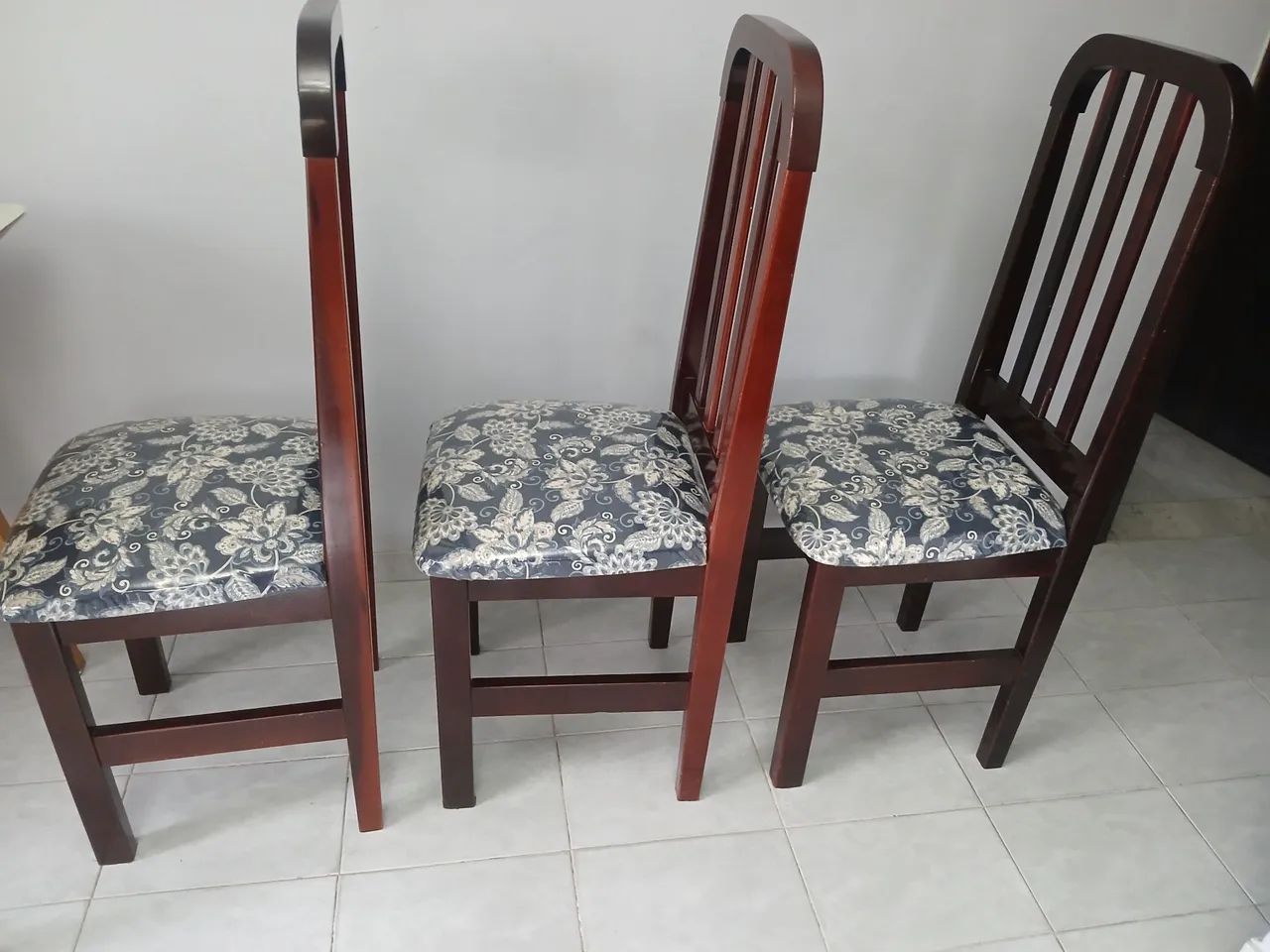 Vendo mesa com tampo de vidro e conjunto de cadeiras. - Foto 5