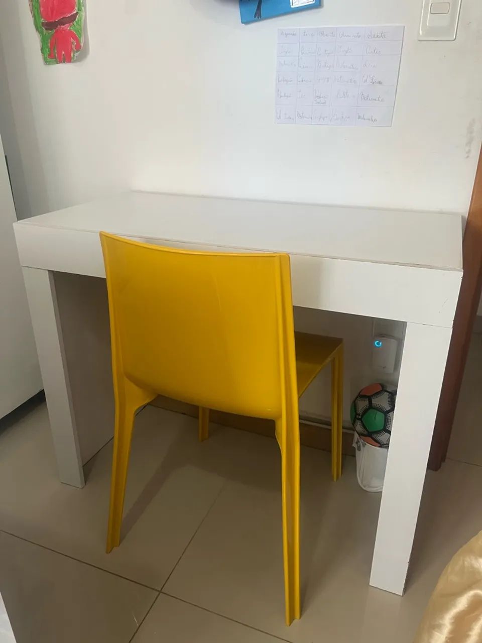 Mesa branca com cadeira 