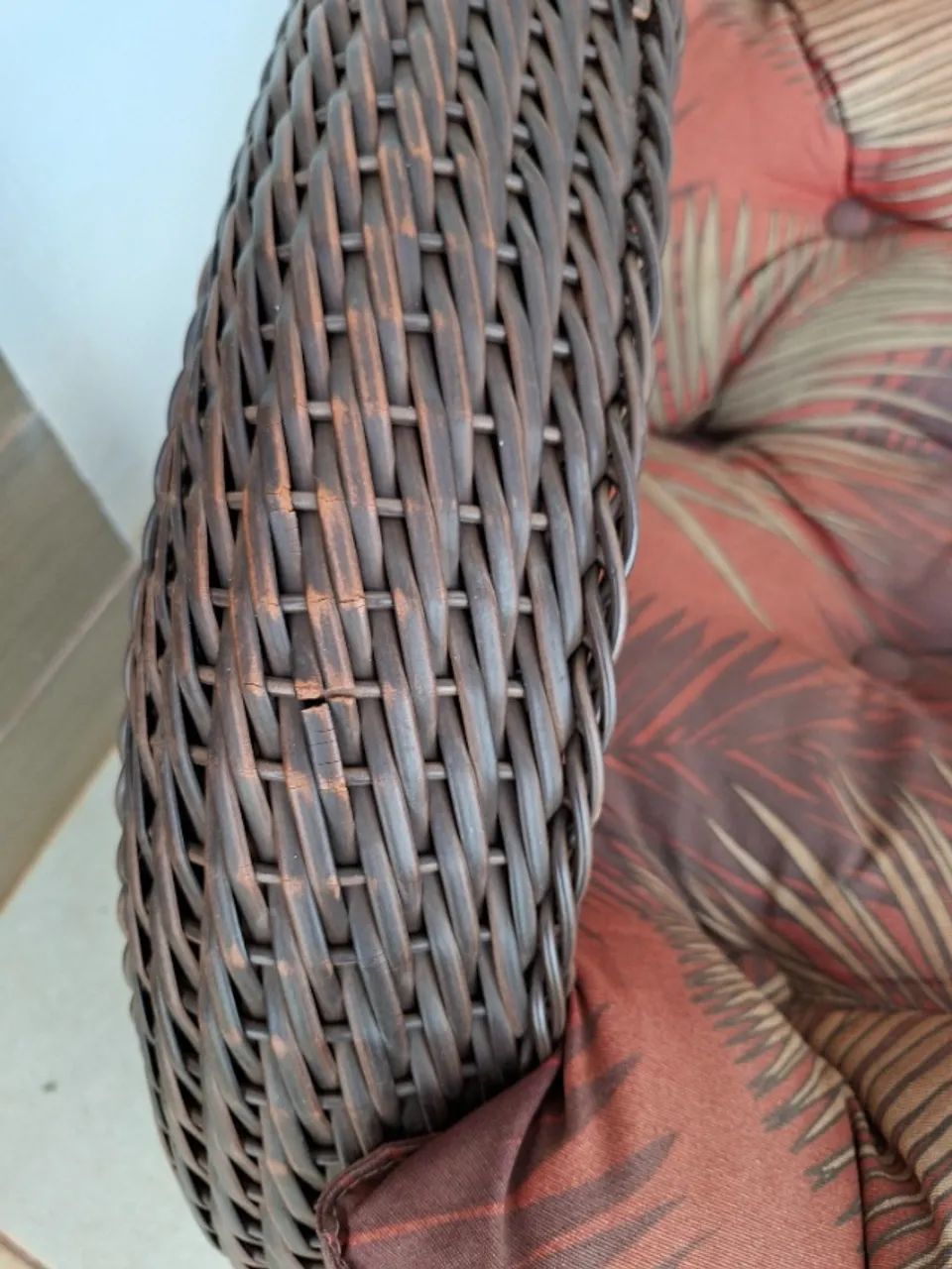 Conjunto de poltronas vime marrom, 04 poltronas e 01 mesa de centro  - Foto 4