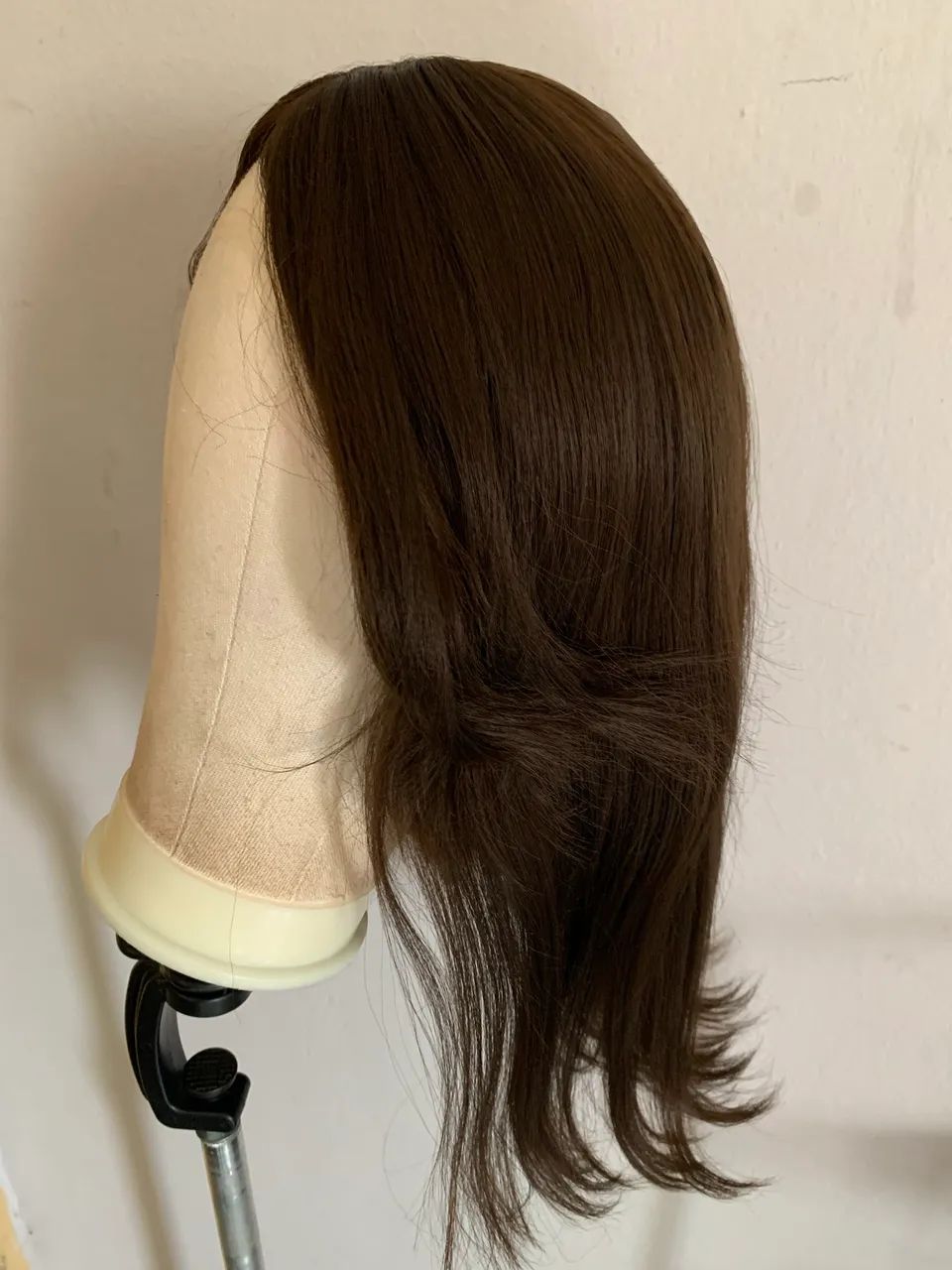 Peruca Chanel castanho escuro