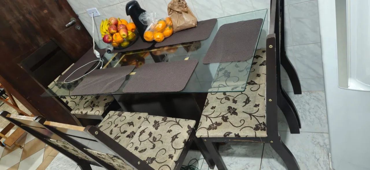 Vendo mesa com 6 cadeiras 