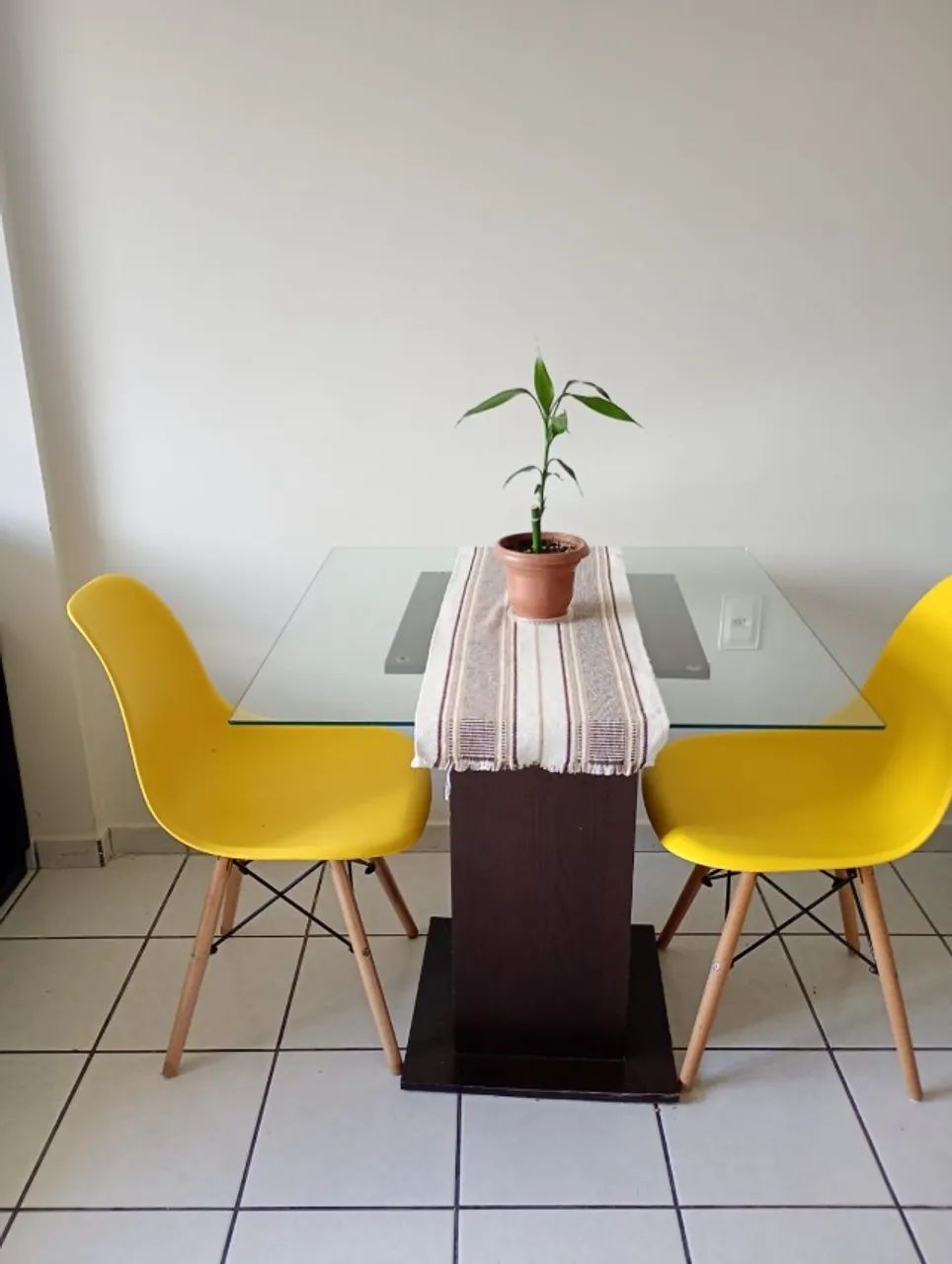 Mesa de vidro com duas cadeiras Eiffel