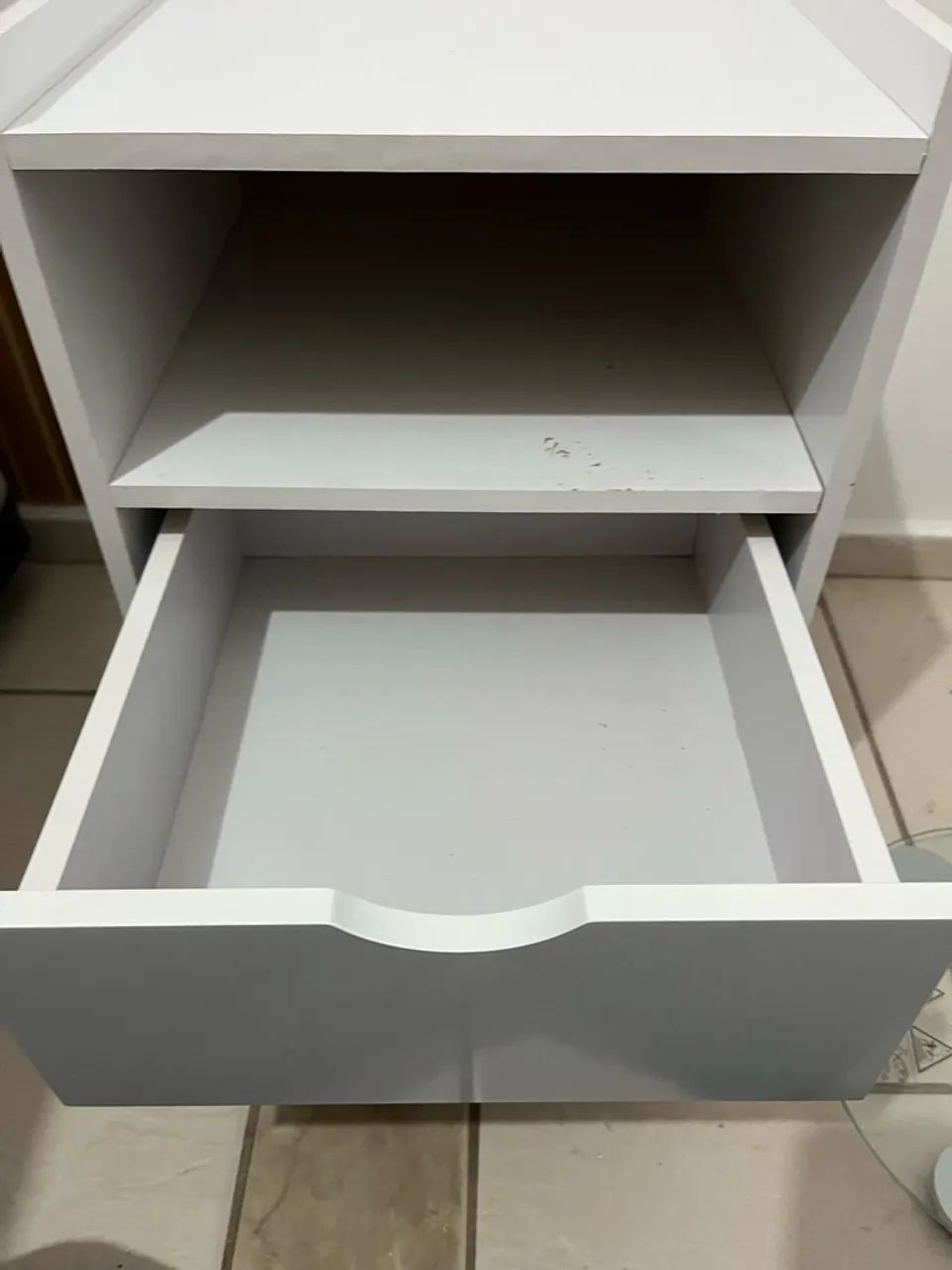 Mesa de cabeceira branca com gaveta  - Foto 3