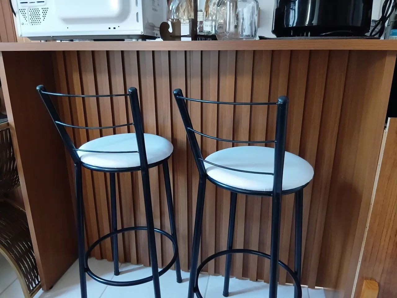 Bancada Ripado em madeira MDF e 02 banquetas em aço 