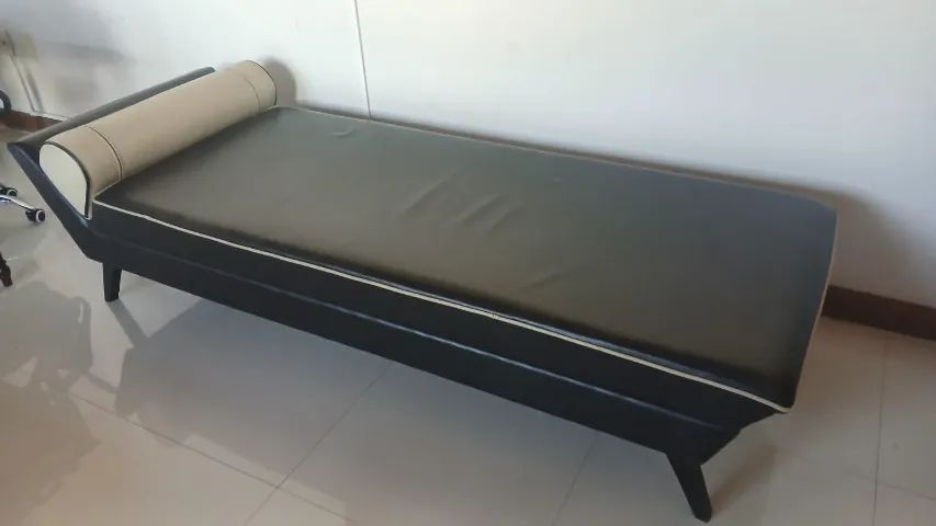 Divã de couro com estrutura de madeira