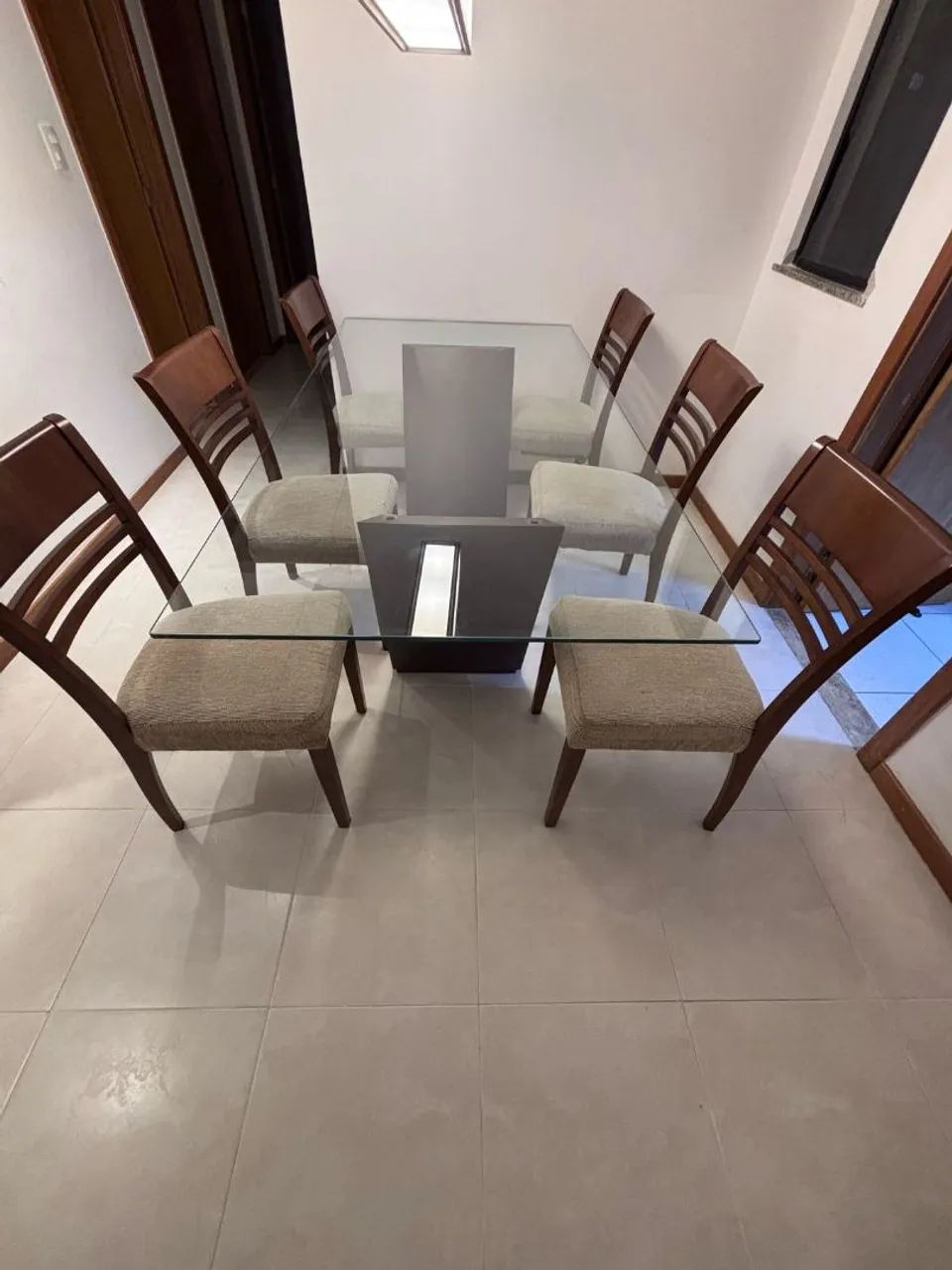 Mesa de seis cadeiras de madeira