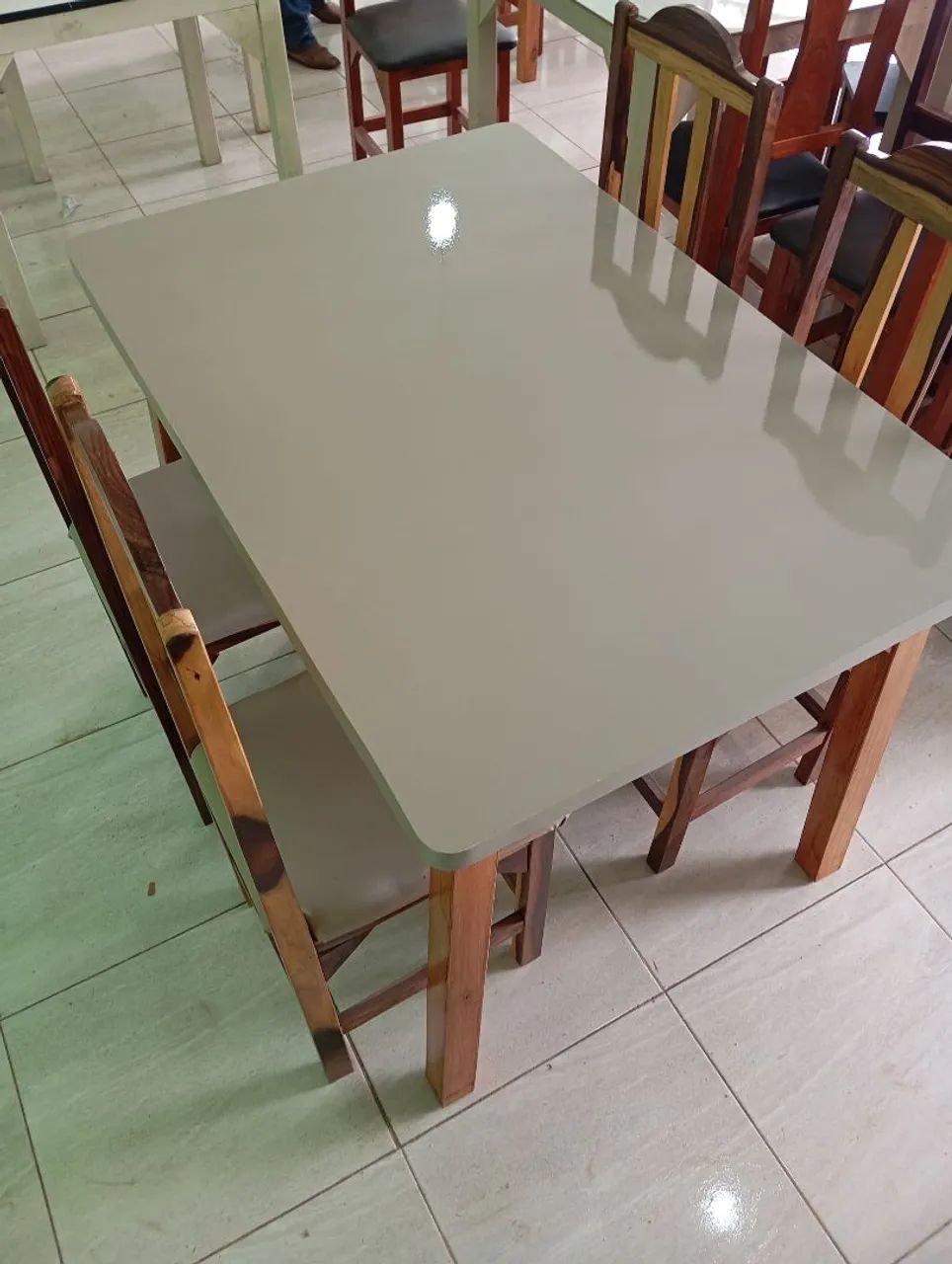 Mesa 4 cadeiras de madeira em Anápolis! - Foto 2