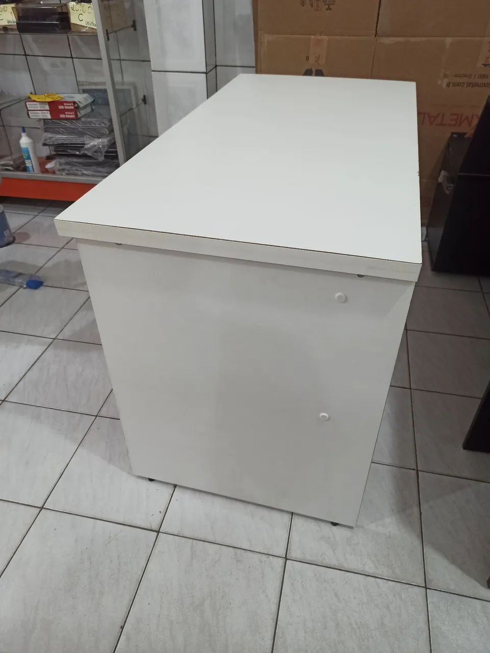Mesa com 2 gavetas na cor branca  - Foto 2