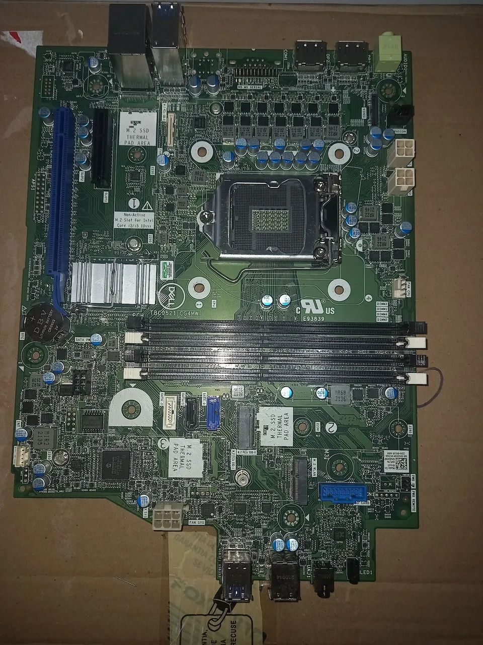  Dell compatível com desktops da linha OptiPlex 7090 SFF.Possui um socket LGA1200,