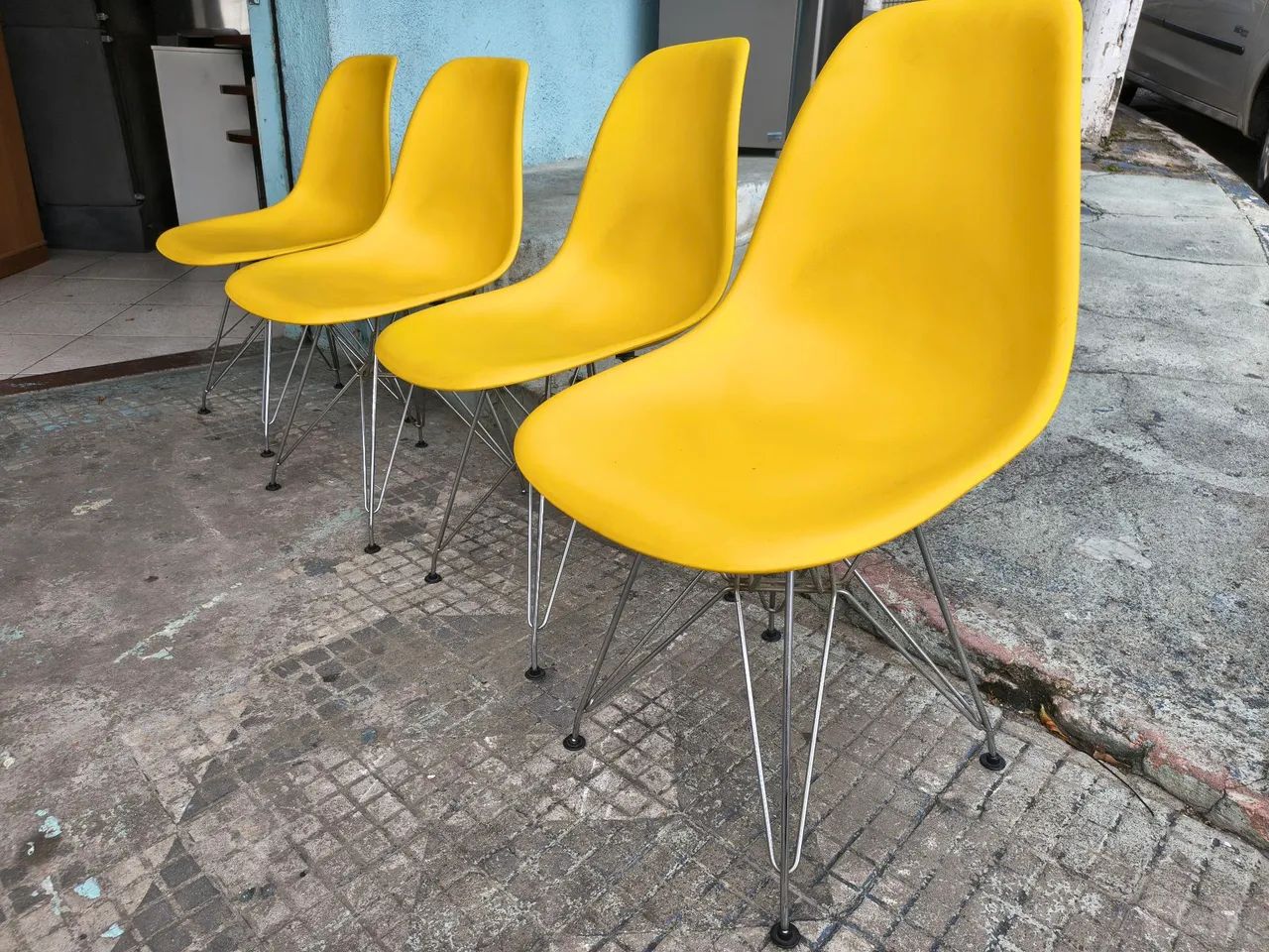 Jogo de 4 cadeiras Eames semi nova  - Foto 4