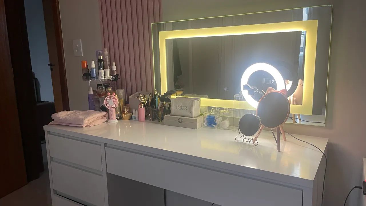 Vendo penteadeira com espelho de LED e acessórios  - Foto 3