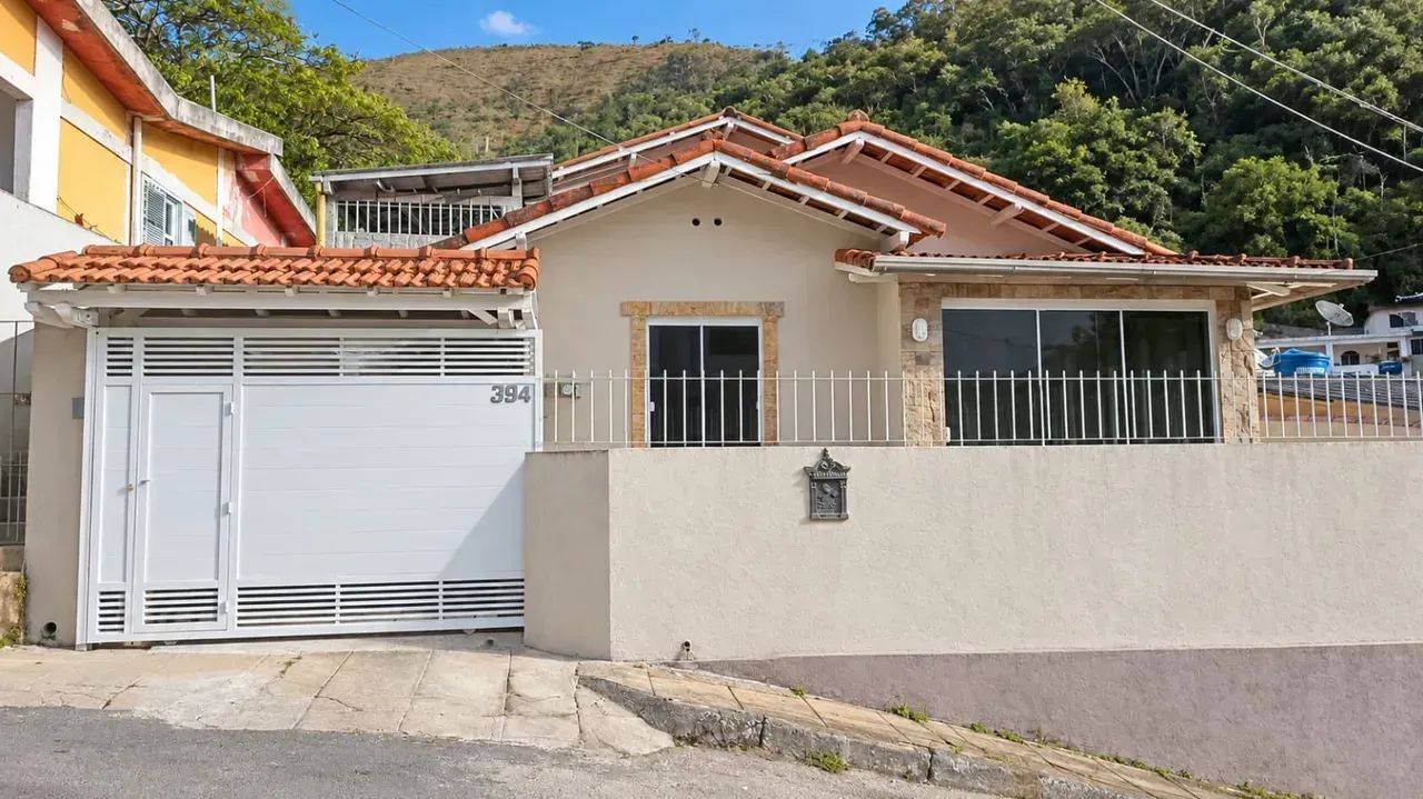 Casa ampla e totalmente reformada com 4 quartos em Corrêas  Petrópolis