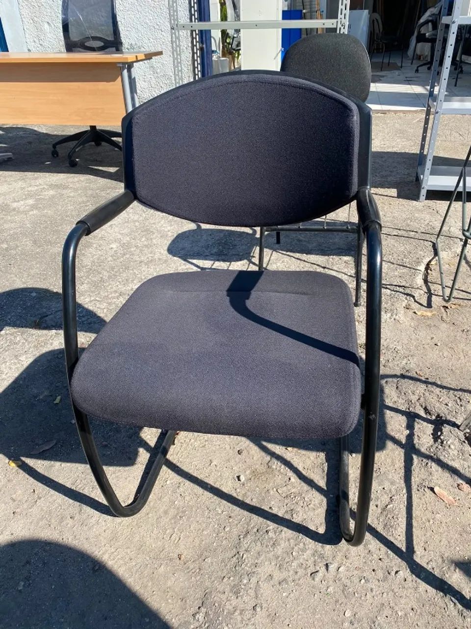 Cadeira Fixa com Braços - Base Cantilever - Estofada Preta - Foto 3