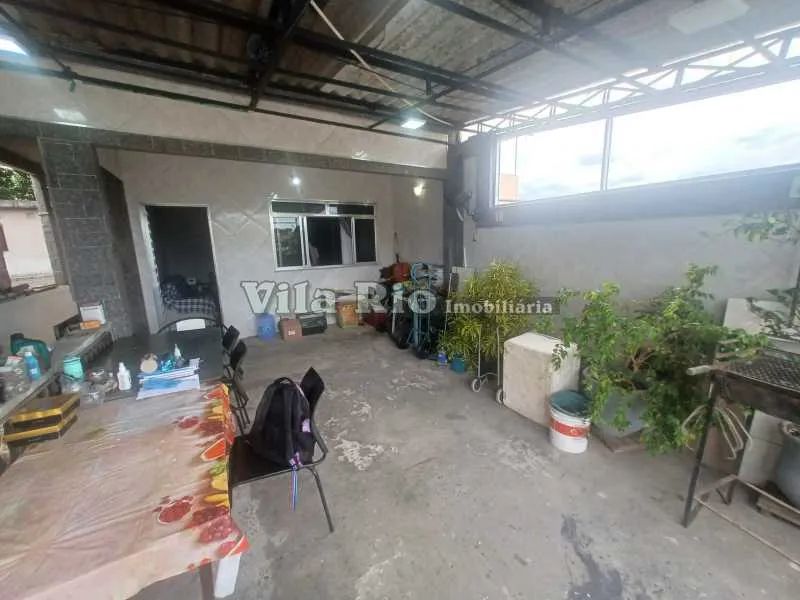 Casa ampla com terraço em toda extensão do imóvel.