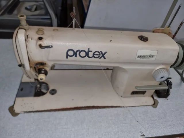 Máquina de costura Protex TY-8500 reta industrial com mesa e motor bem conservada