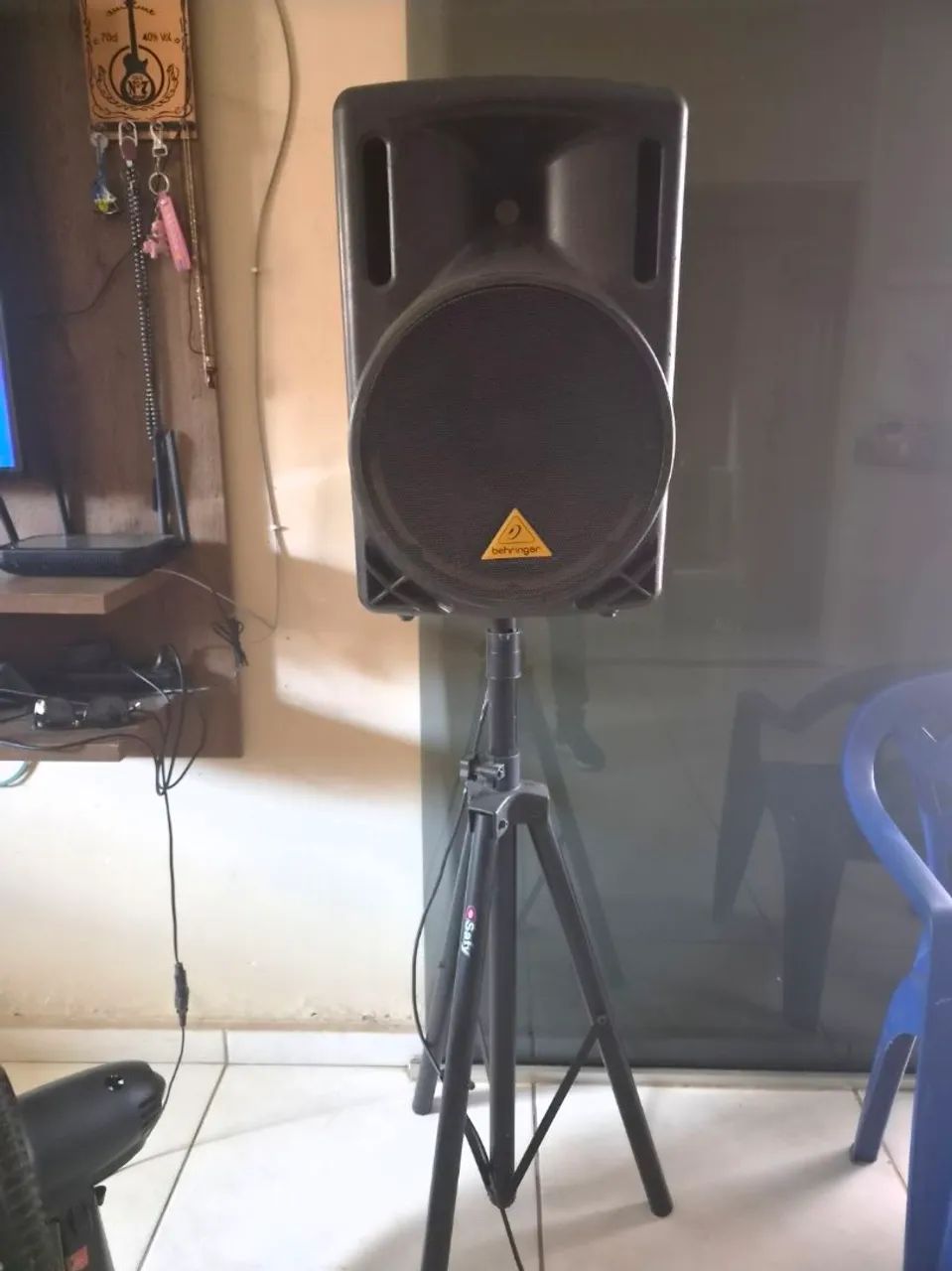 Caixa de som amplificada, com suporte e Bluetooth .