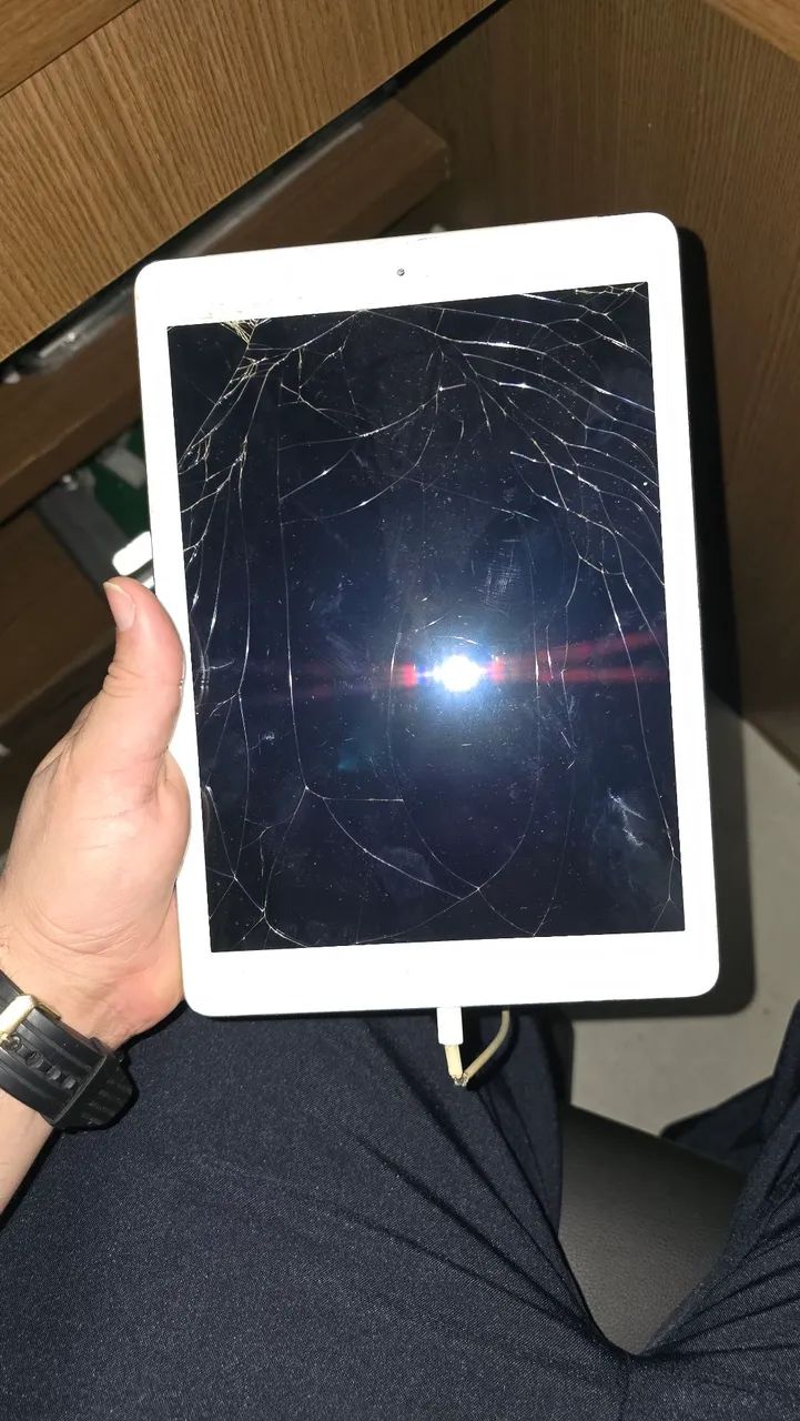 Ipad esta com a tela quebrada e nao esta ligando modelo 1475 aceito proposta  - Foto 3