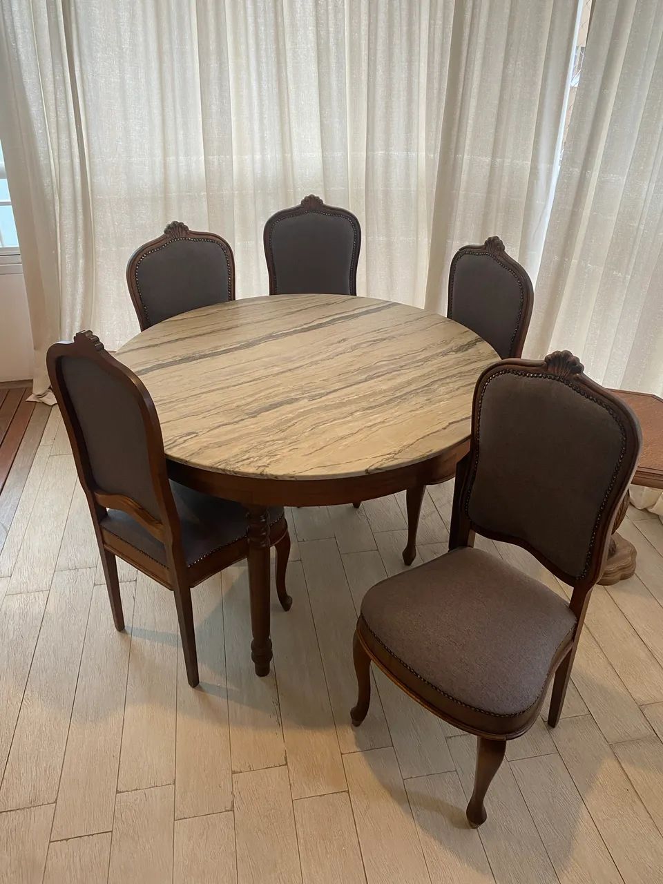 Mesa e cadeiras antiguidades