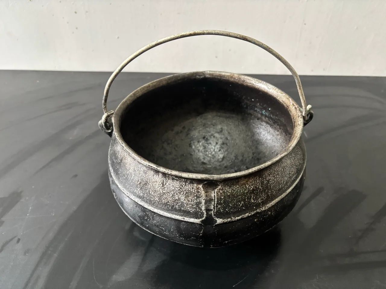 Caldeirão de Ferro Fundido Antigo com Alça - Peça Vintage/Rústica - Foto 2