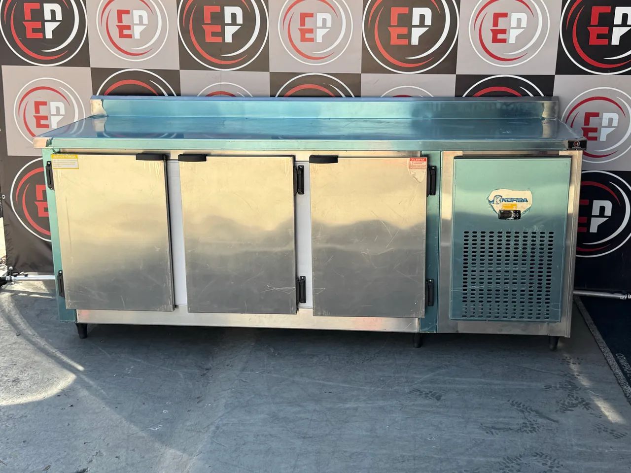 VENDO UM BALCÃO REFRIGERADO 3 PORTAS KOFISA NOVO COM PREÇO DE USADO - Foto 3