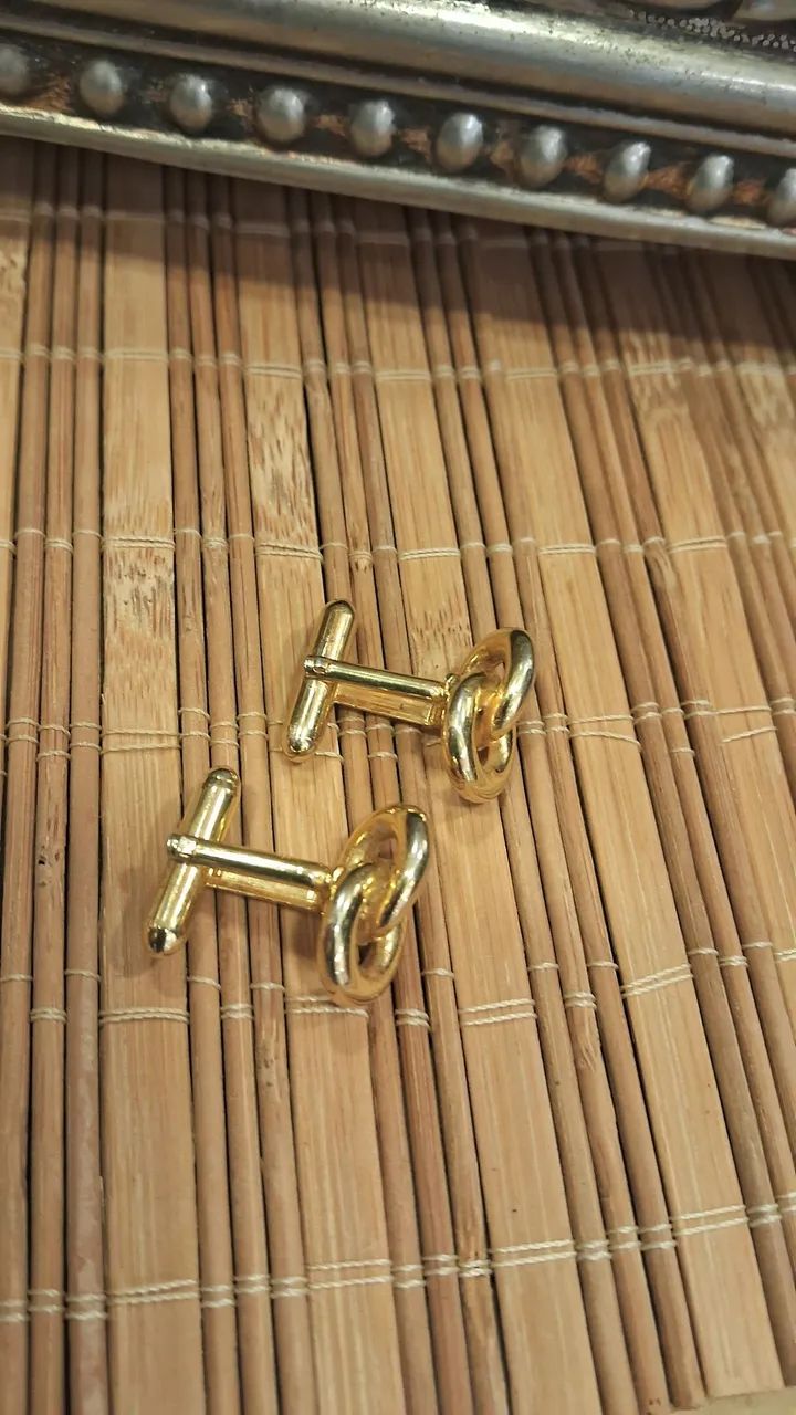 Antigas abotoaduras masculinas douradas, com um design de nó clássico. - Foto 4