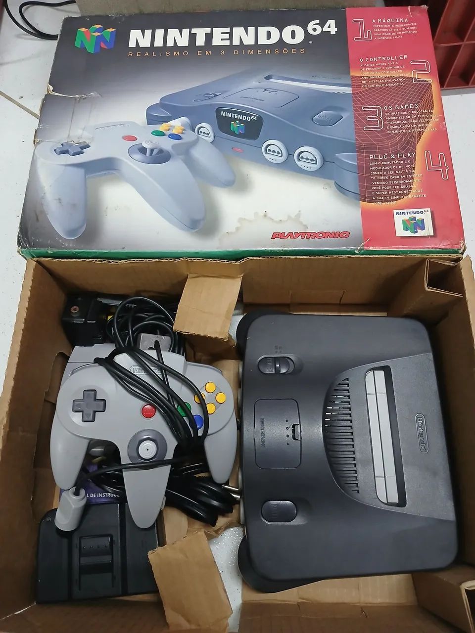Nintendo 64 Playtronic na caixa com jogo