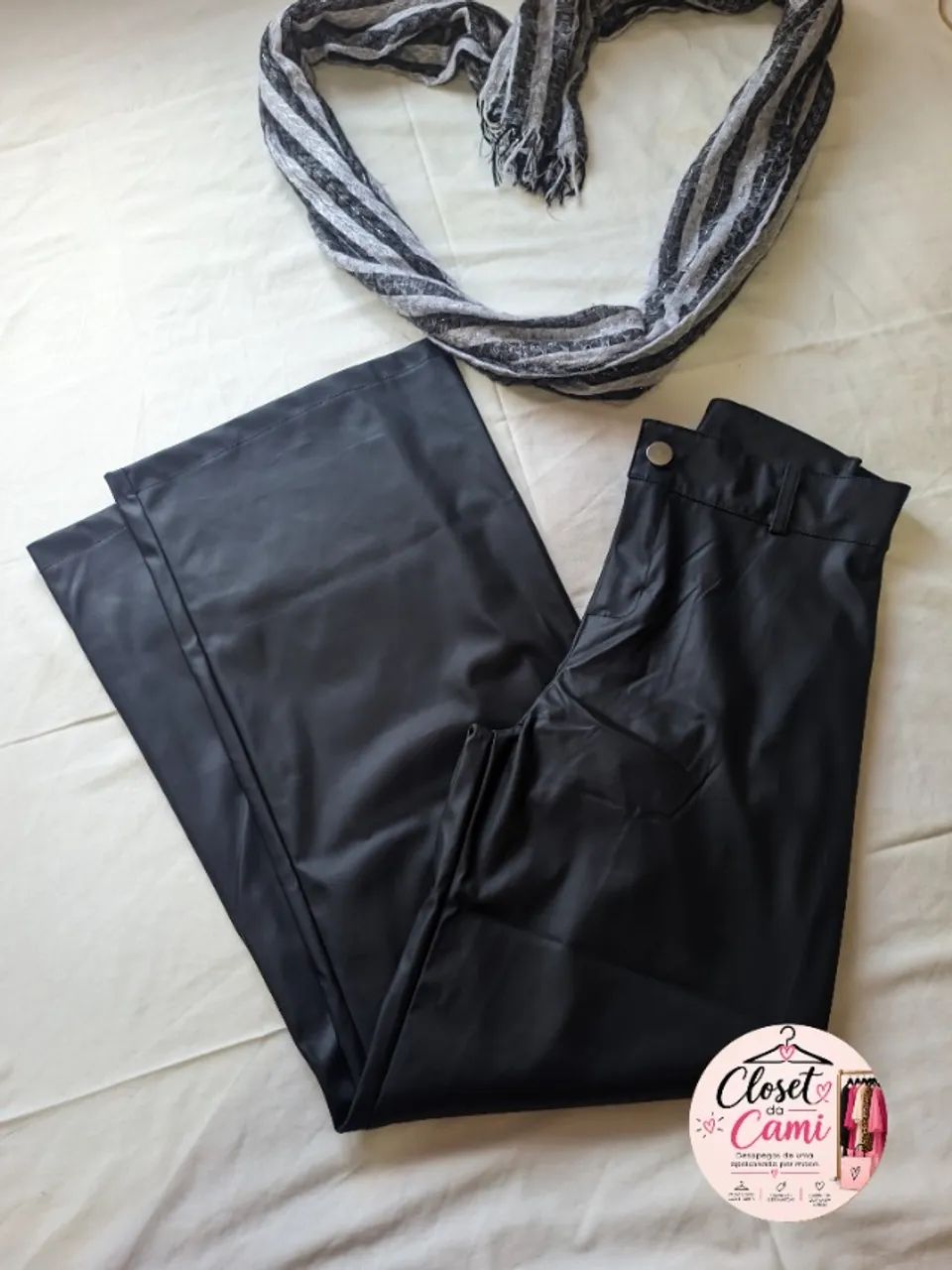 Calça em courino cargo