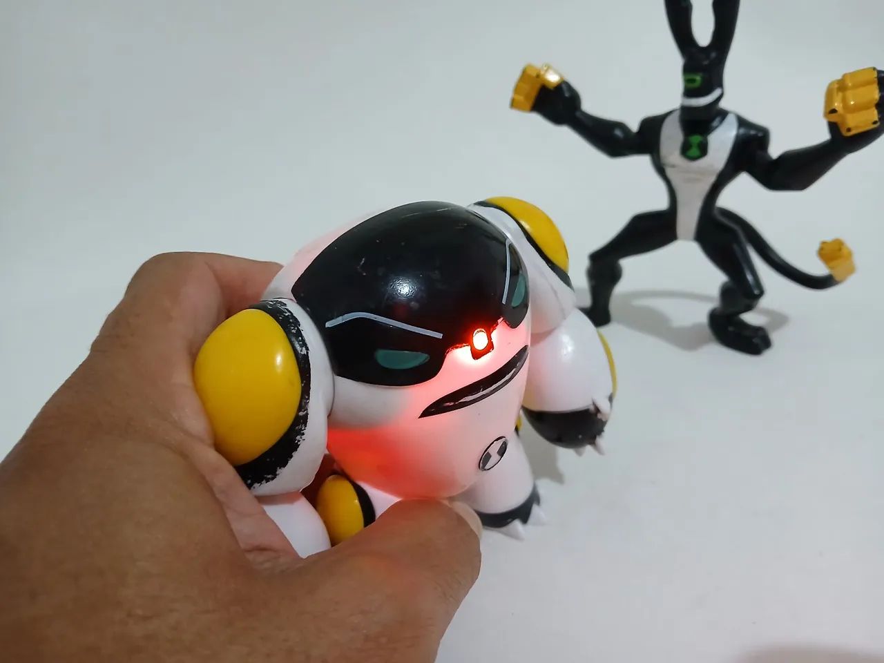 Miniaturas Colecionáveis Ben 10 Bala canhão e Alien X - Foto 5