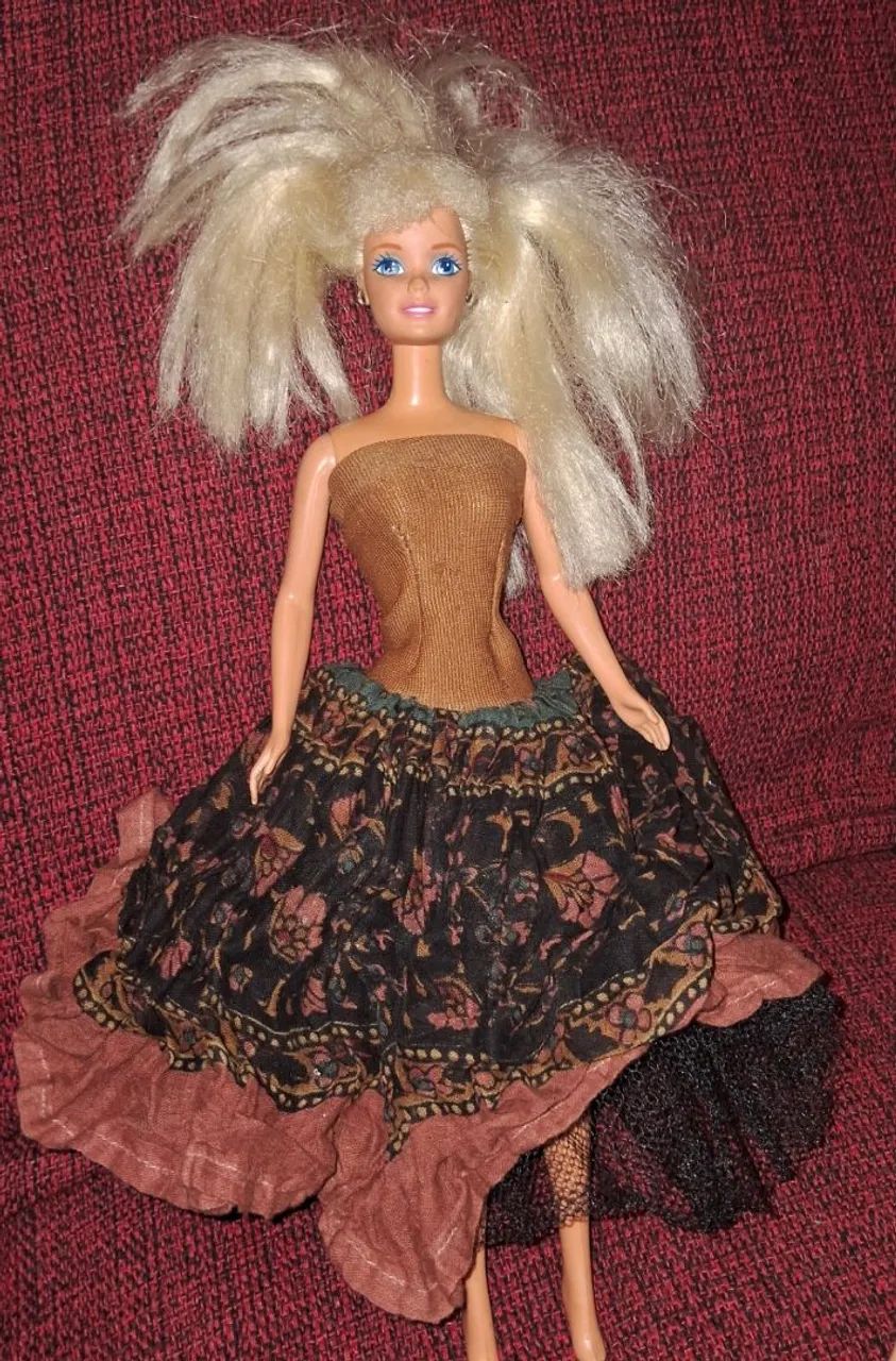 Barbie Antiga com belíssimo vestido