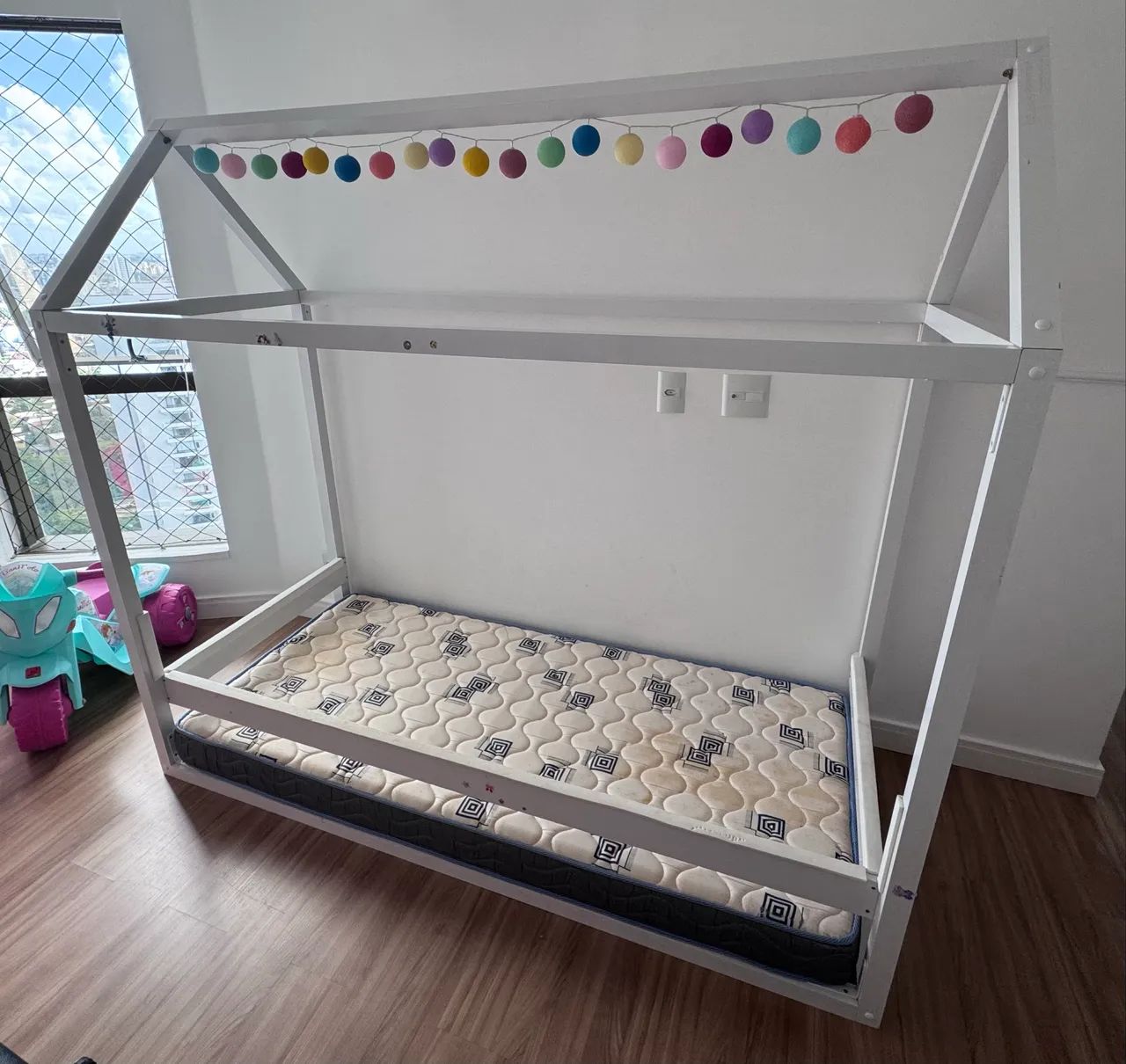 Cama montessoriana infantil 