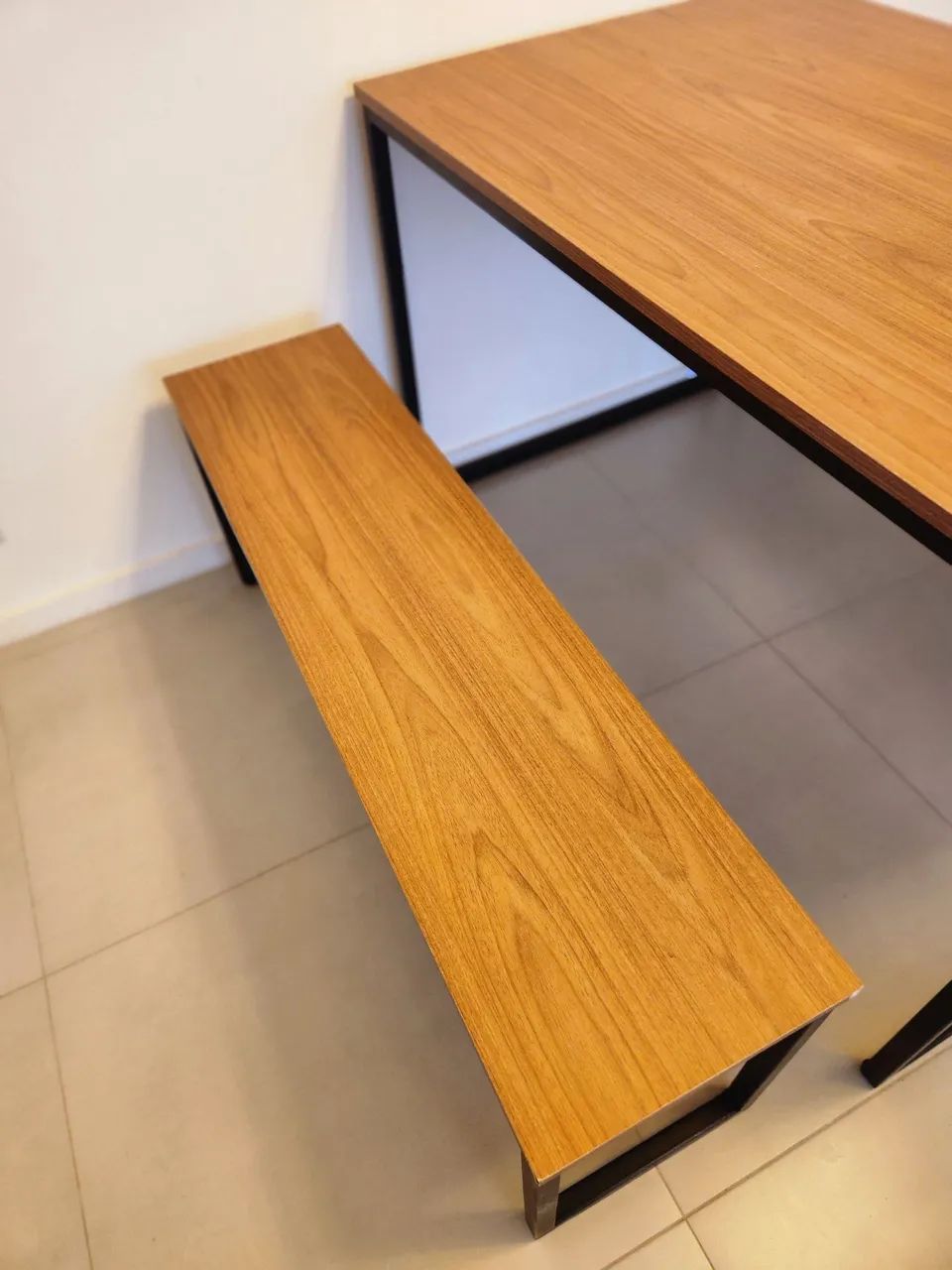 Intacta | Mesa estilo industrial com bancos - Foto 4