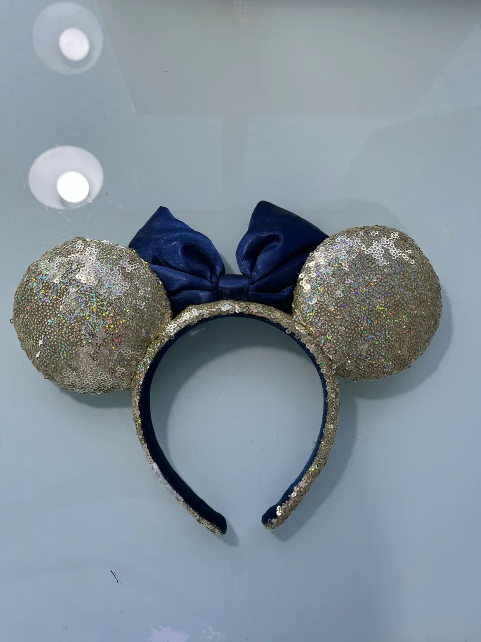 Tiara orelhas Minnie paetê dourado e laço azul marinho - perfeito estado - Foto 2