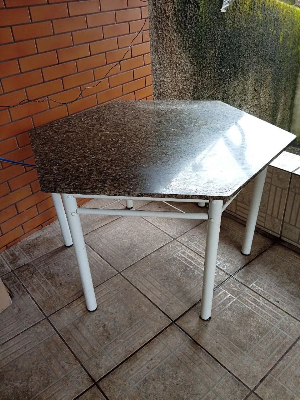 Mesa de granito hexagonal - usada