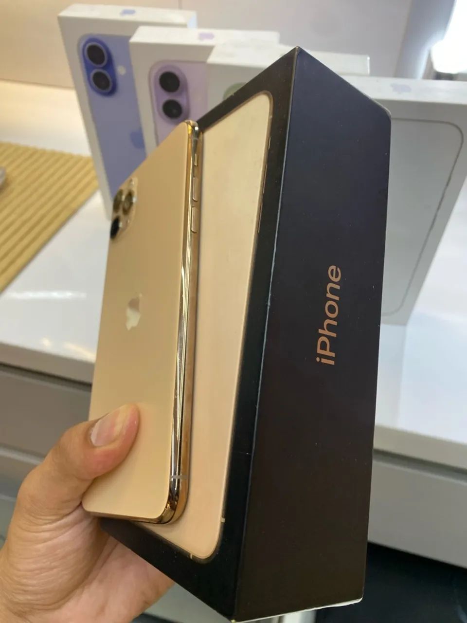 iPhone 11 Pro Max 64gb gold com caixa - Foto 3
