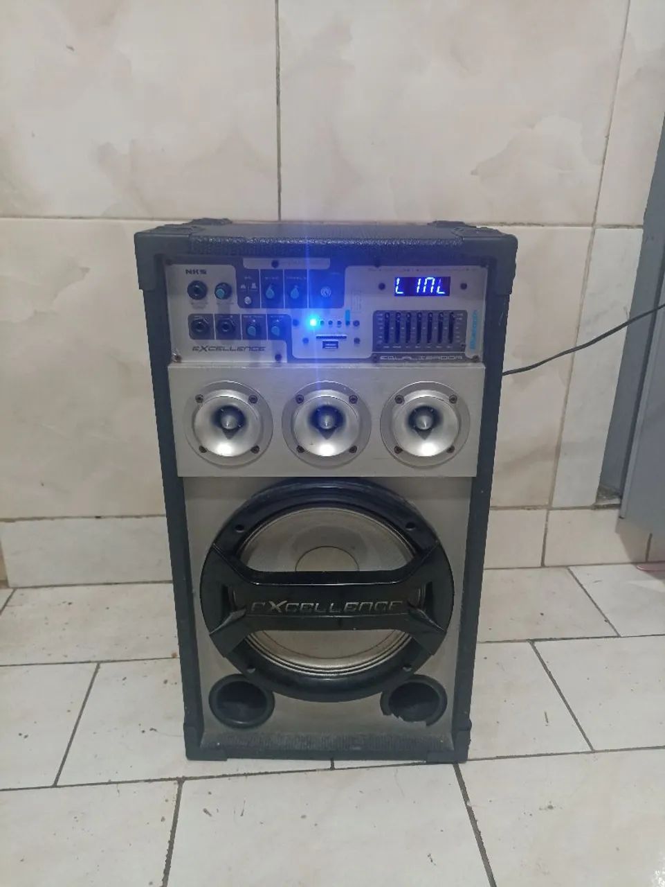 Vendo caixa de som com amplificador sonoro embutido pra microfone e etc...
