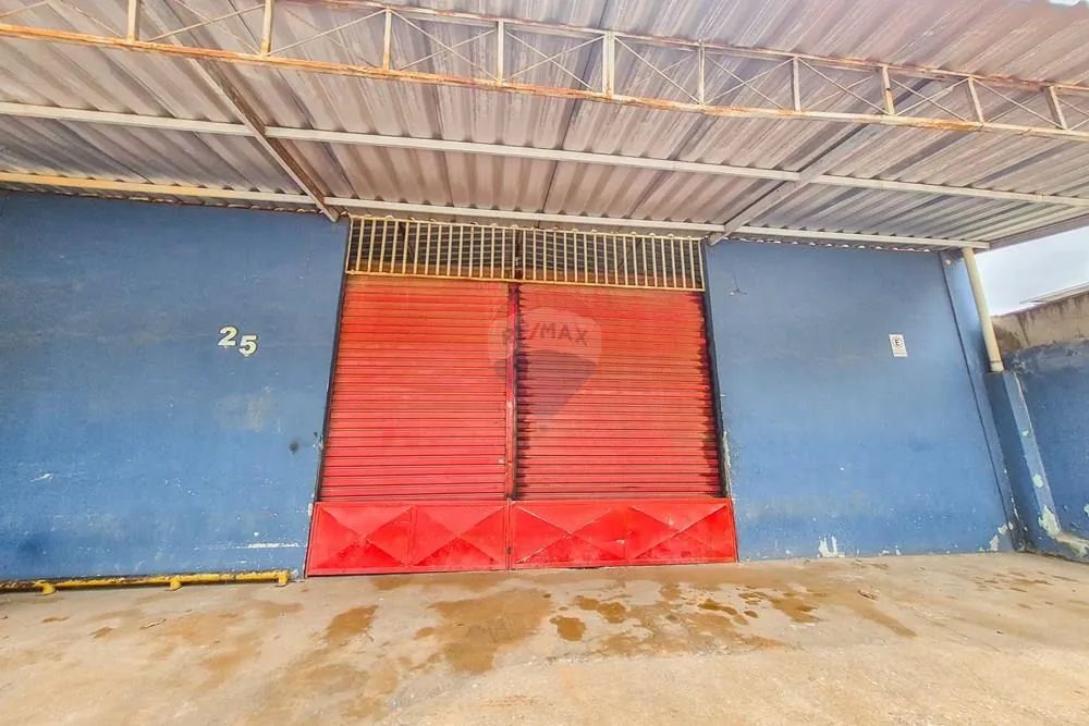 Loja com 300m2 e pé direito de 4,9m para locação no bairro Monte Castelo - Foto 2
