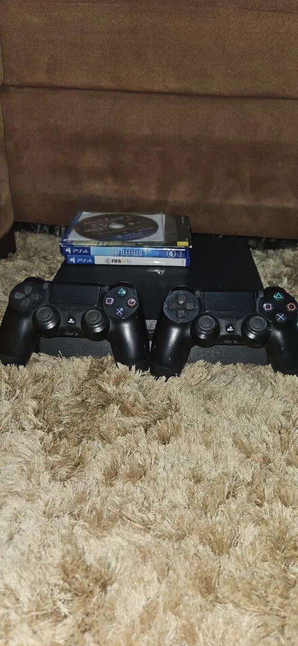 Ps4 slim 1 tb CDs inclusos 2 controles e cabos