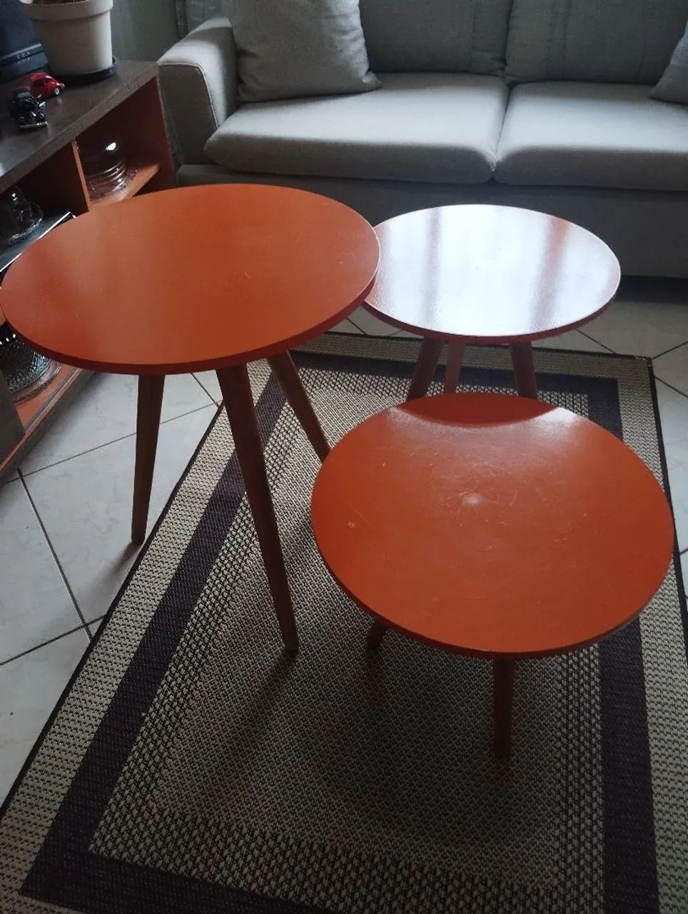 Vendo três mesinhas.