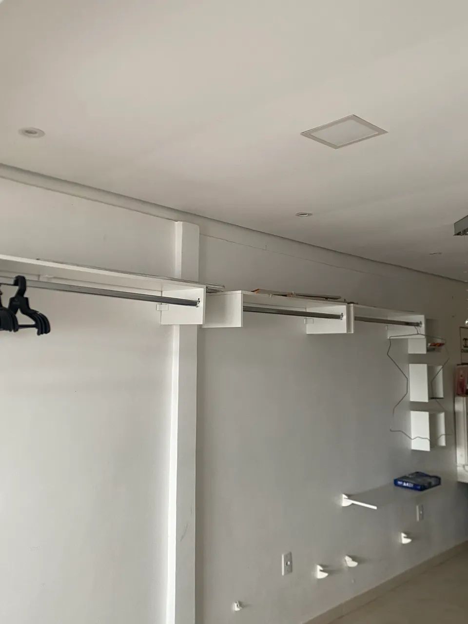 Vendo araras em MDF para roupas usadas