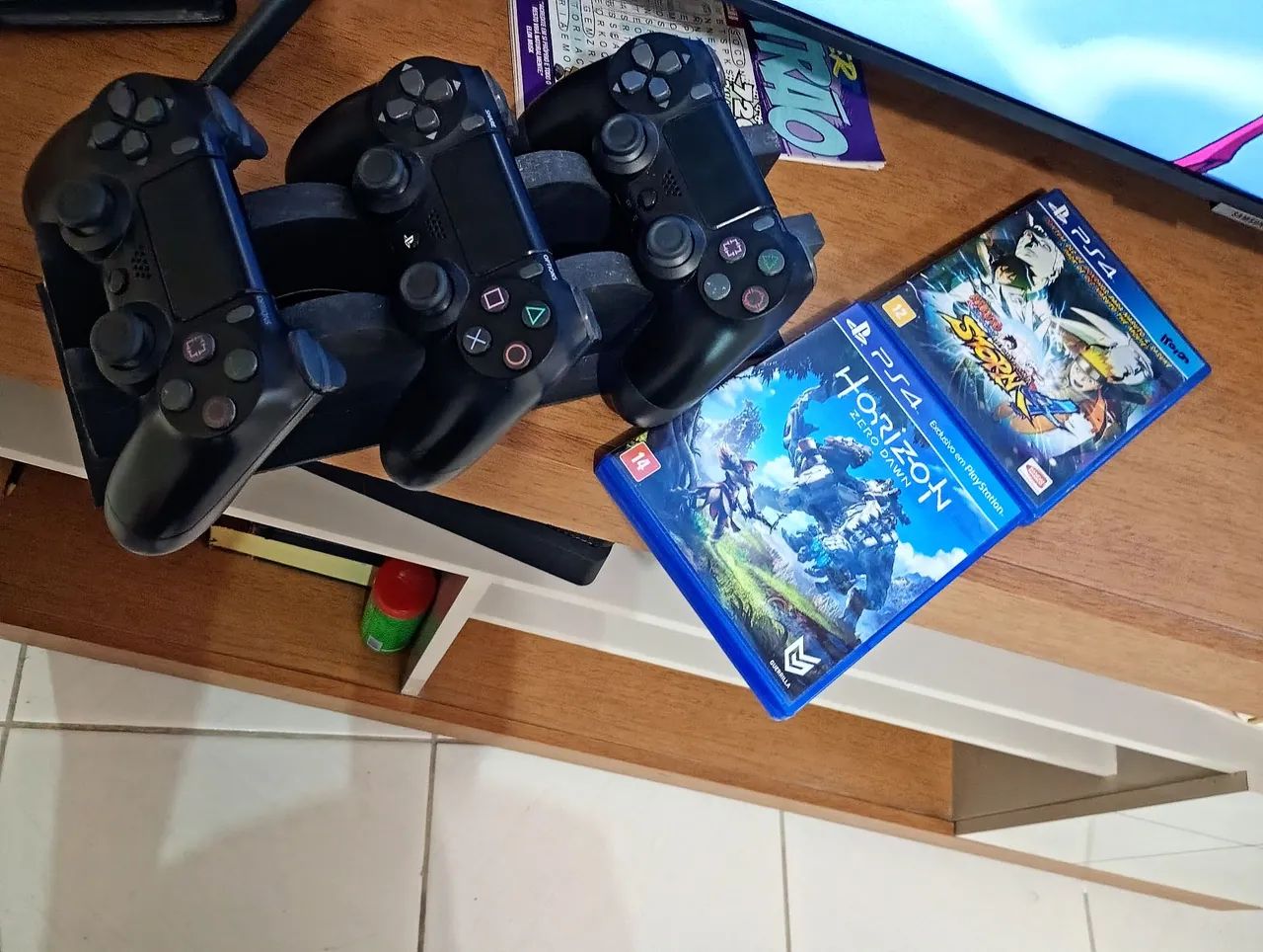 PS4 SLIM 1TB - 3 CONTROLES SEMINOVO