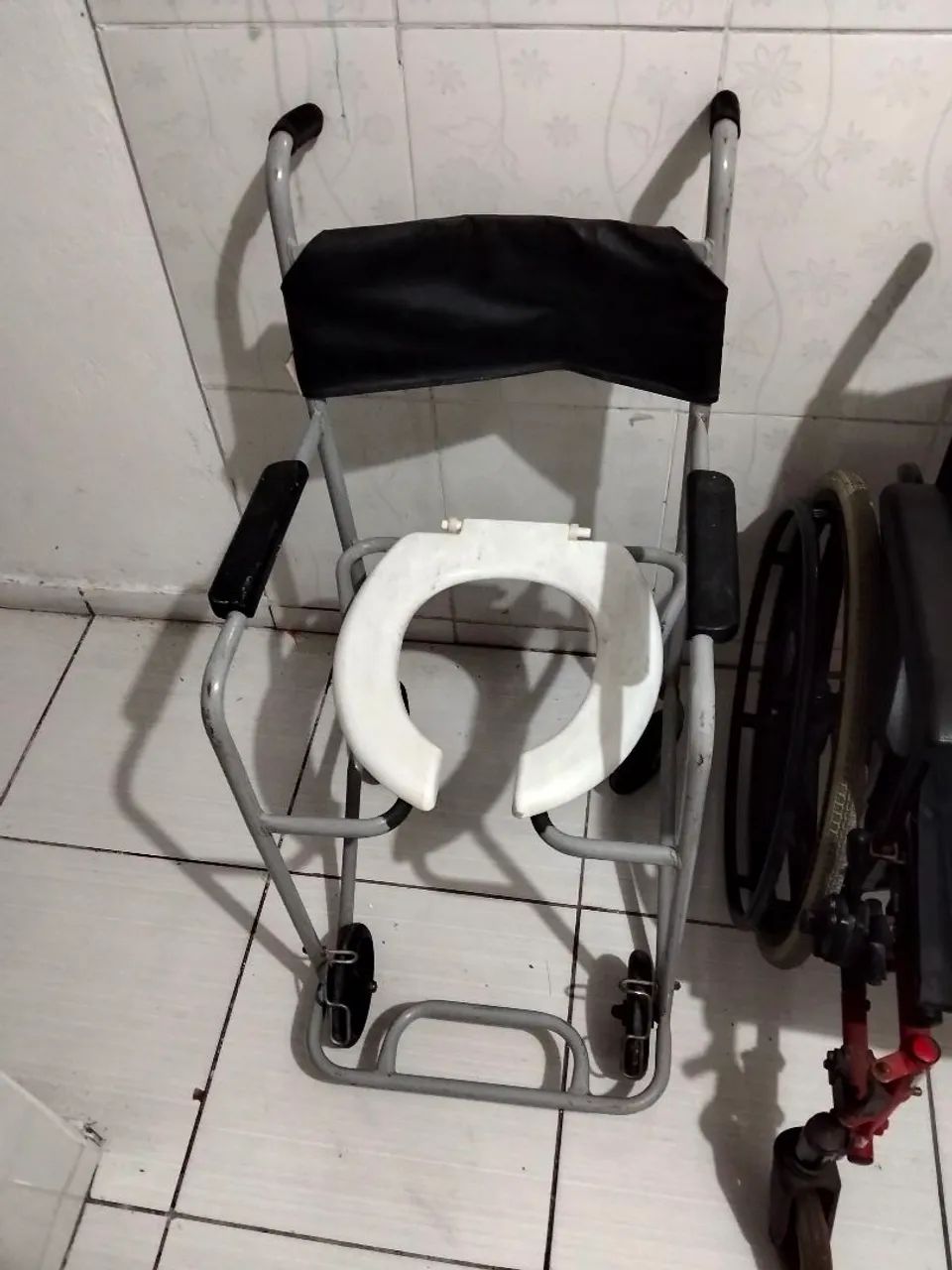 Cadeira de rodas e de banho  - Foto 4