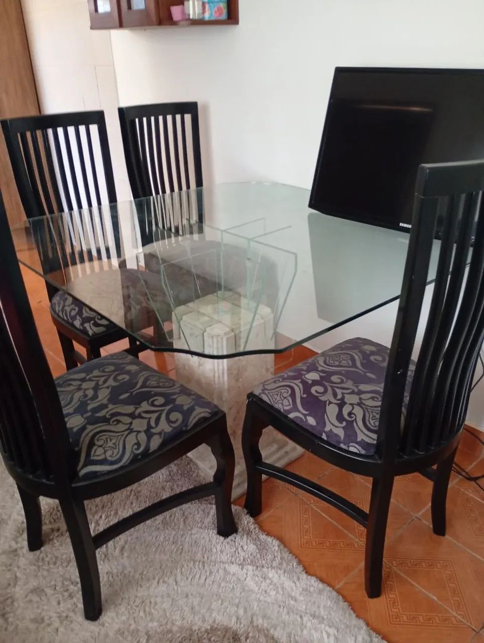 Mesa de vidro com 4 cadeiras