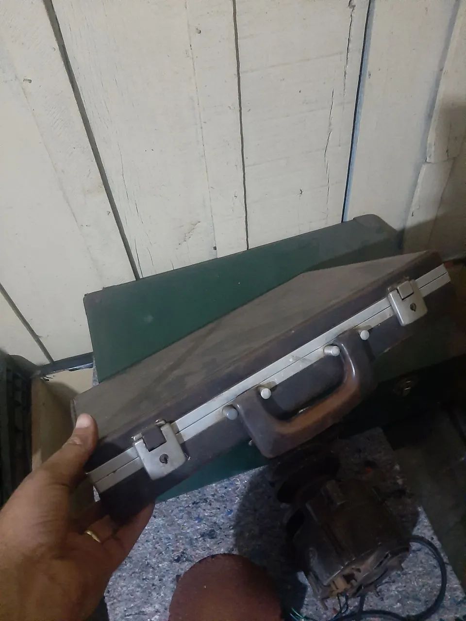 Old suitcase64985871573891122