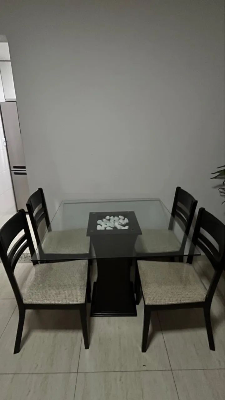 Mesa de quarto cadeiras em bom estado de conservação  - Foto 3