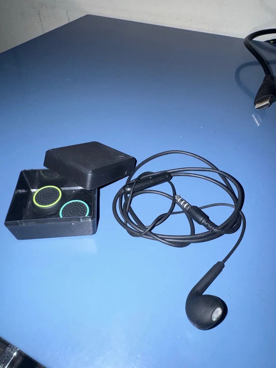 PS4 PRO 1TB 2 CONTROLES COMPLETO - Foto 4